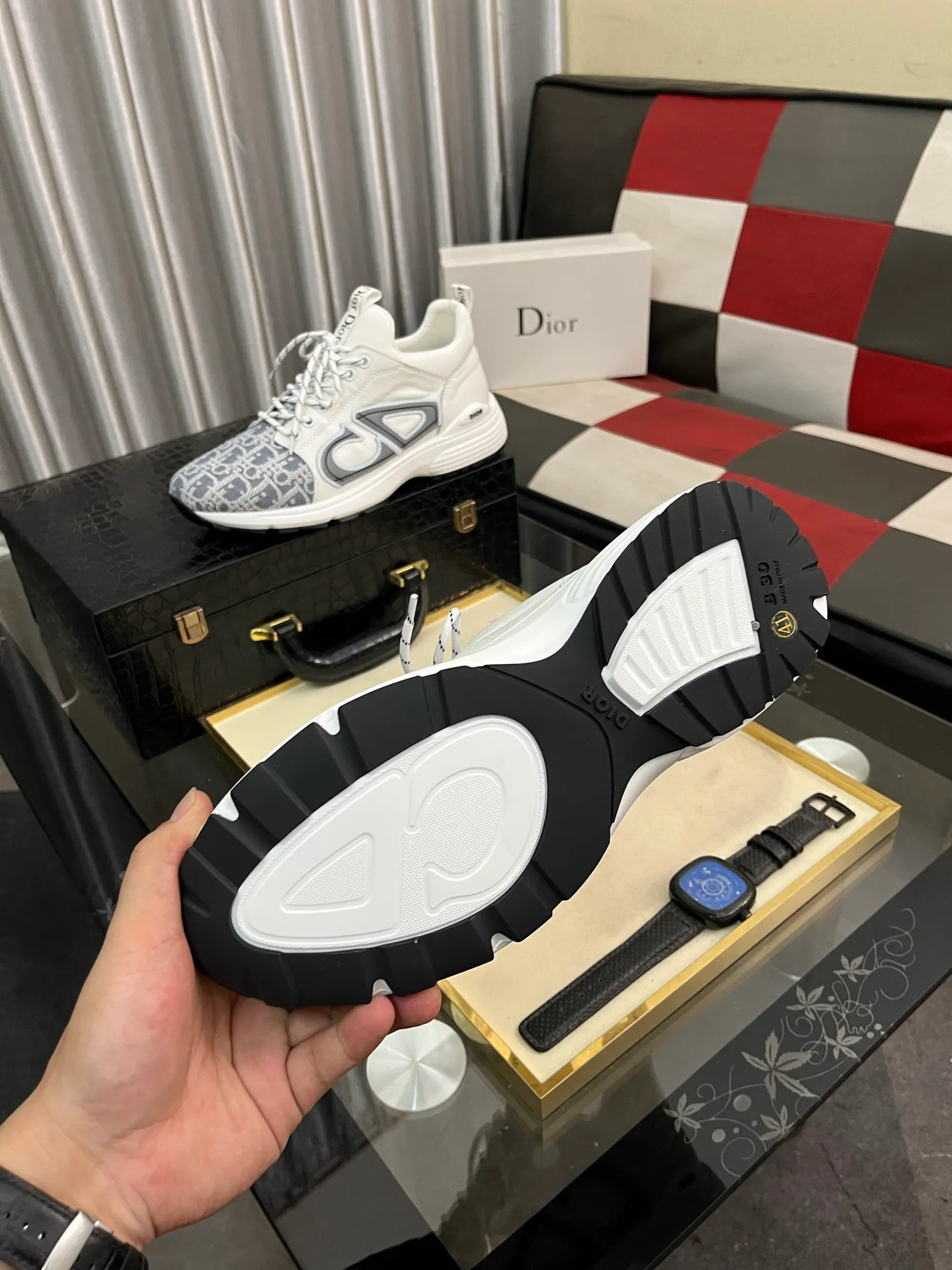 Men's clothing and shoes 💰458⌚️⌚️ Dior's casual and sporty style is combined with the elements of dad bag-soled shoes. It has successfully broken through the dad shoe style that has been on the streets in recent years and has become a beautiful landscape in luxury goods. The fabric is high mercerized with breathable mesh. The mesh on both sides of the shoe is made of three layers of composite technology. The bottom process uses package molding fabrics: imported high mercerized 🐂 cowhide stitching with original customized D-shaped mesh code number: 38-445️⃣Colors available